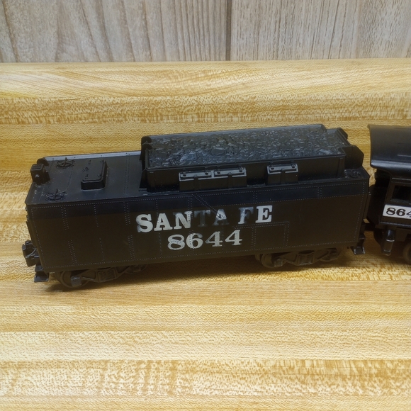 Lionel Train Santa Fe 8644 Engine and Tender Car O-Gauge - Picture 4 of 10